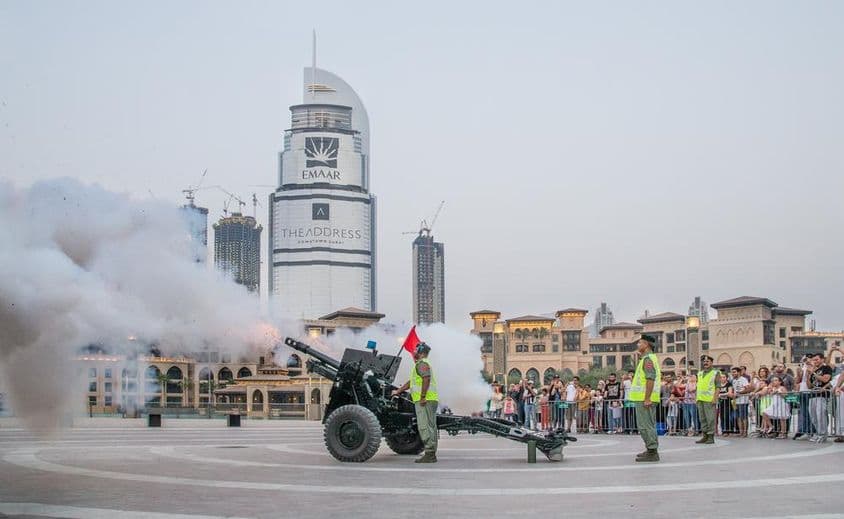 DUBAJ, Spojené arabské emiráty - delá strieľajú pri západe slnka počas mesačného Ramadánu.
