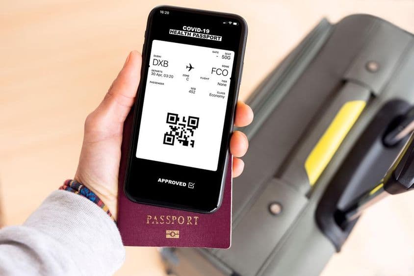 Pas a digitálna palubná vstupenka do Ríma Fiumicino na smartfóne z Dubaja.