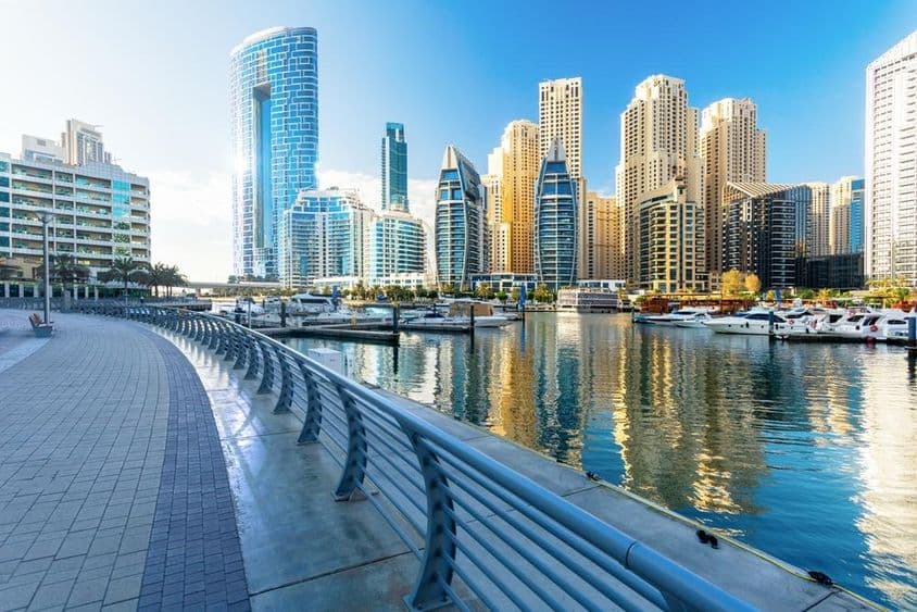 Krásny pohľad na Dubajskú marinu v slnečný deň.