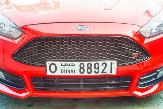 Predná časť moderného športového auta s dubajskou poznávacou značkou.