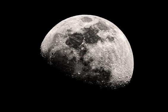 Astronomická fotografia Mesiaca s detailnými krátermi a povrchom.