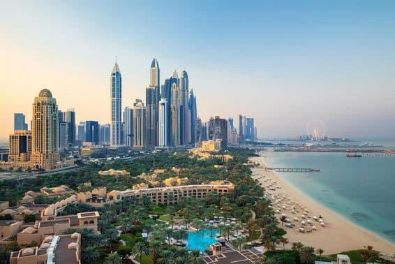 Panoráma mesta Dubaj Marina a slávne pláže Jumeirah pri východe slnka.