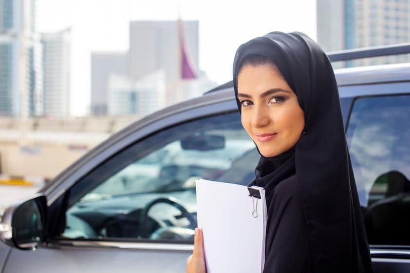 Arabská študentka šoféruje svoje auto.