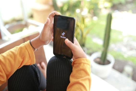 Dieťa sledujúce TikTok médiálny obsah na mobilnom telefóne.