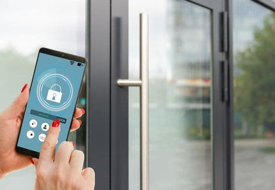 Smartfón zobrazujúci aplikáciu pre inteligentný dom na obrazovke.