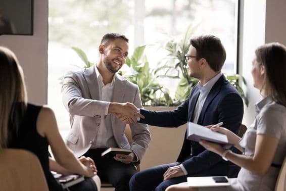 Šéf ďakuje zamestnancovi za nápad.