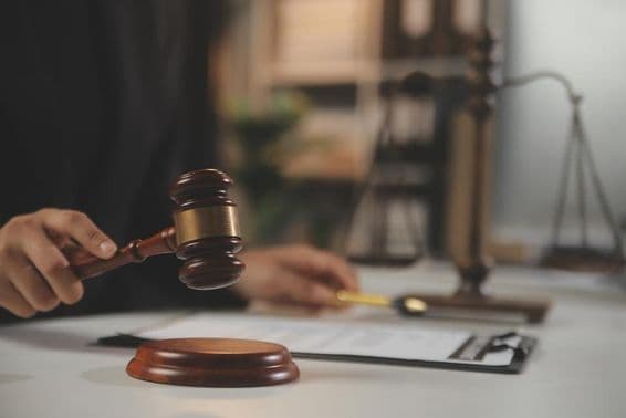 Súdne kladivo pripravené na úder.