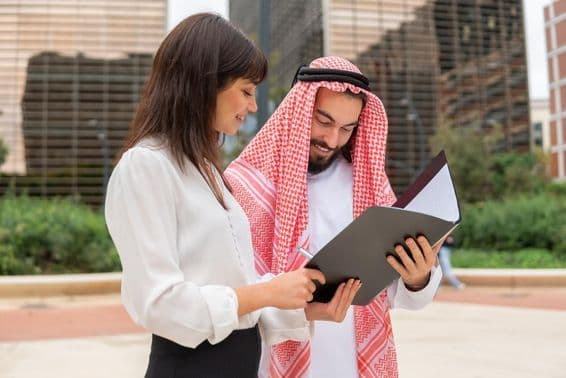 Obchodníčka diskutuje o detailoch zmluvy s arabským klientom.