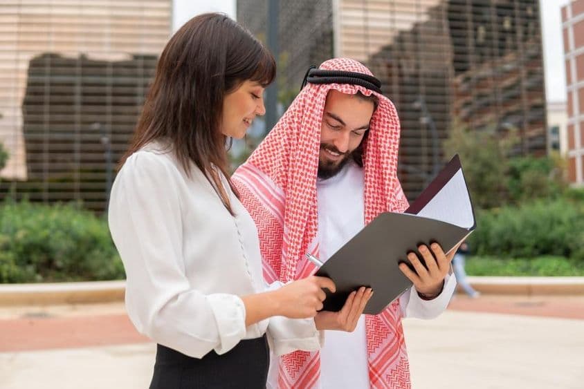 Obchodníčka diskutuje o detailoch zmluvy s arabským klientom.