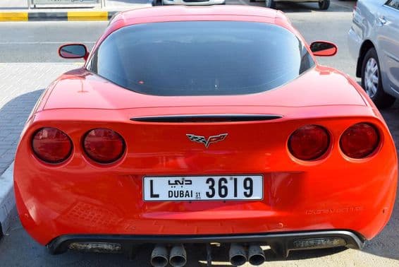 Červený Chevrolet Corvette s dubajskou evidenčnou tabuľkou.