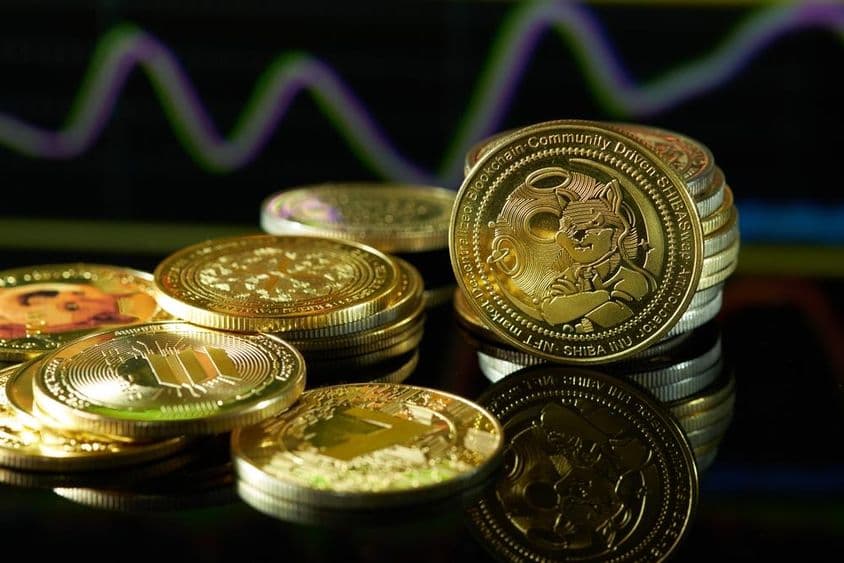 Kryptomena Shiba token zobrazená s obchodným grafom.