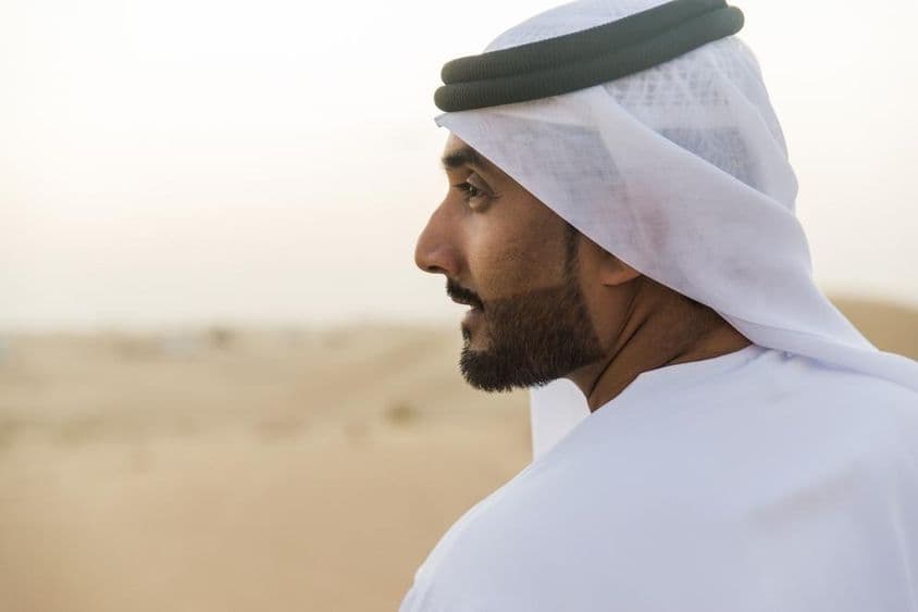 Moslimský podnikateľ z Dubaja v tradičnom odeve.