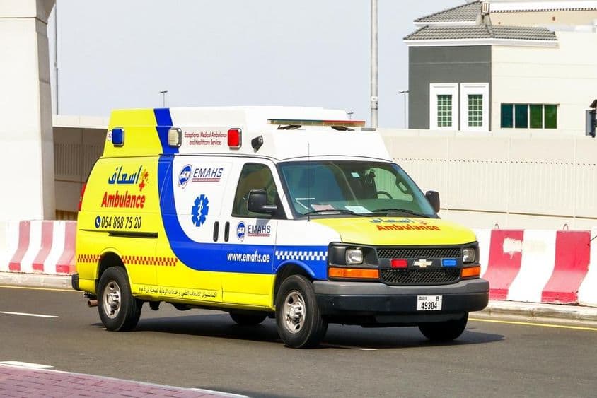 Ambulancia Chevrolet Express na ulici v Dubaji.