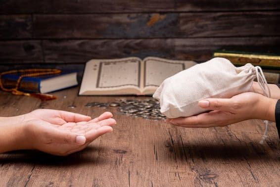 Moslimovia pomáhajú chudobným a núdznym.