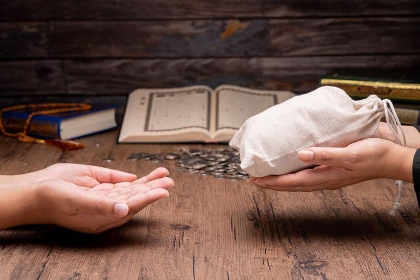 Moslimovia pomáhajú chudobným a núdznym.