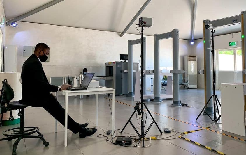 Termovízny snímač telesnej teploty na vstupe do terminálov letiska Abú Zabí.