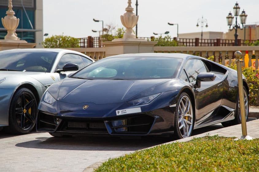 Dubaj, čierne Lamborghini na parkovisku.