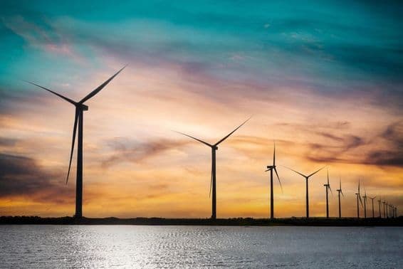 Větrné turbíny generujúce elektrinu.