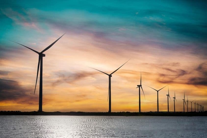 Větrné turbíny generujúce elektrinu.