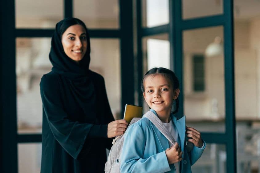 Tradičná arabská rodina z Dubaja, mladé dievča smeruje do školy.