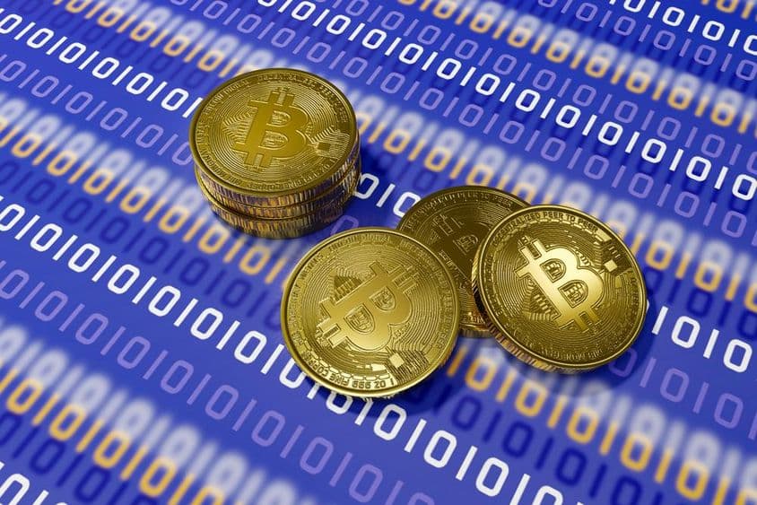 Bitcoin na modrom pozadí s bielym binárnym kódom.