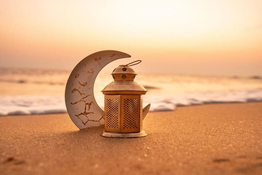 Tradičný svietiaci polmesiac na pláži.