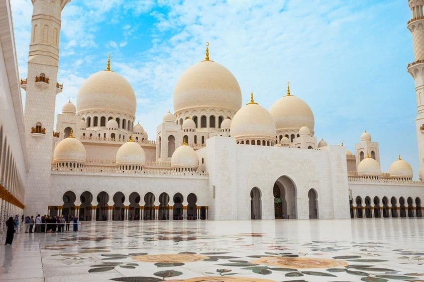Mešita Sheikh Zayed Grand, najväčšia mešita v Spojených arabských emirátoch.