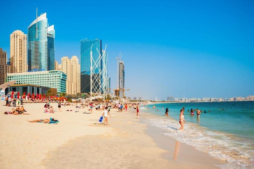 Piesočná pláž v Dubaji.