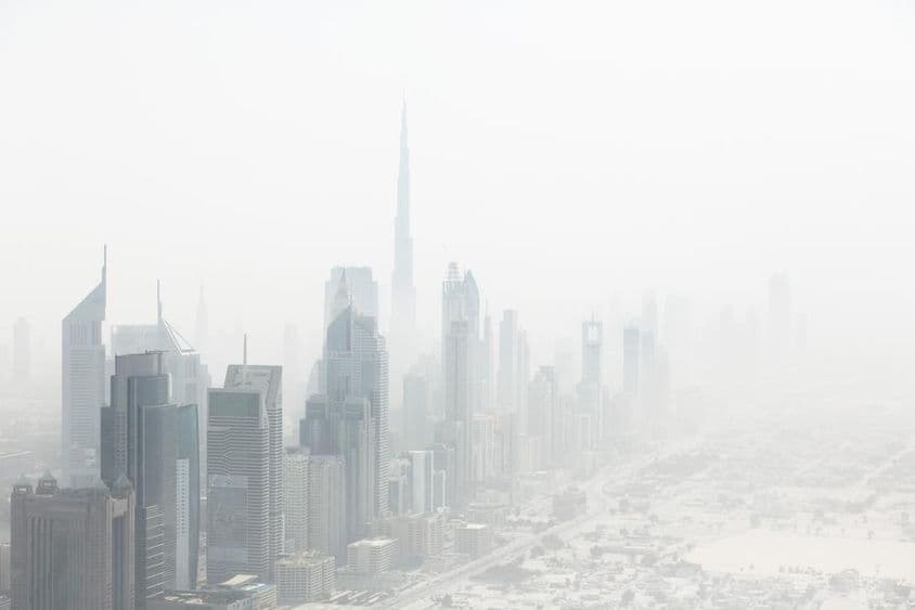 Pohľad na hmlistú panorámu mesta, Dubaj, Spojené arabské emiráty.