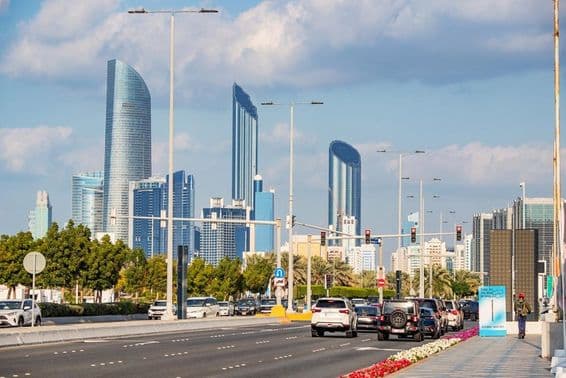 Abu Dhabi, moderné mrakodrapy v pozadí rušnej Corniche Road.