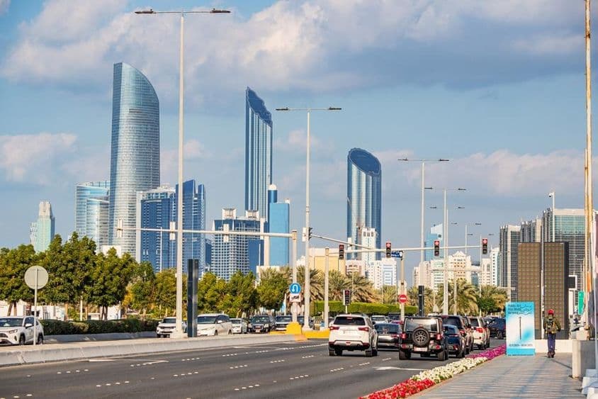 Abu Dhabi, moderné mrakodrapy v pozadí rušnej Corniche Road.