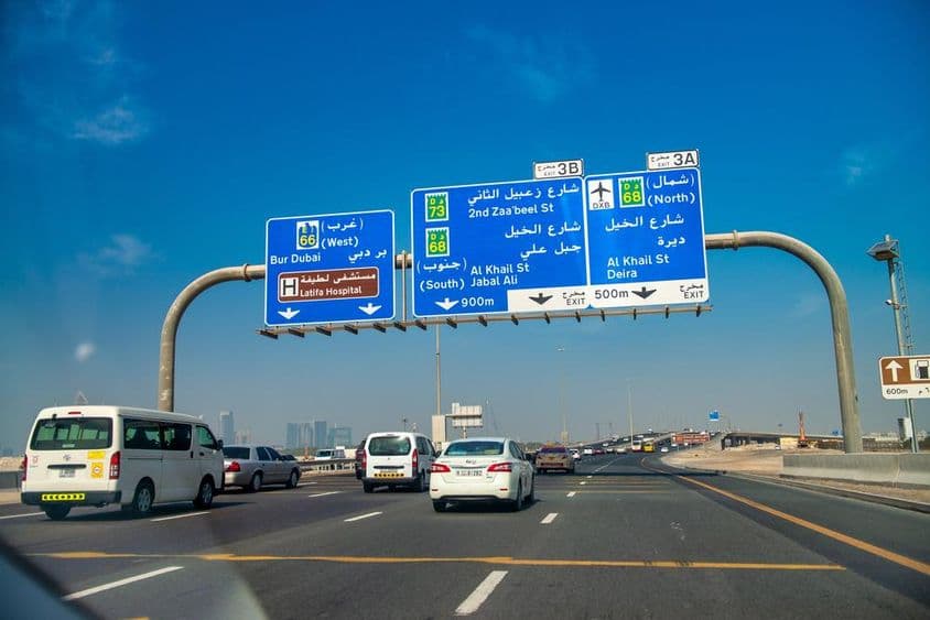 Doprava na ceste Sheikh Zayed v Dubaji počas krásneho slnečného dňa.