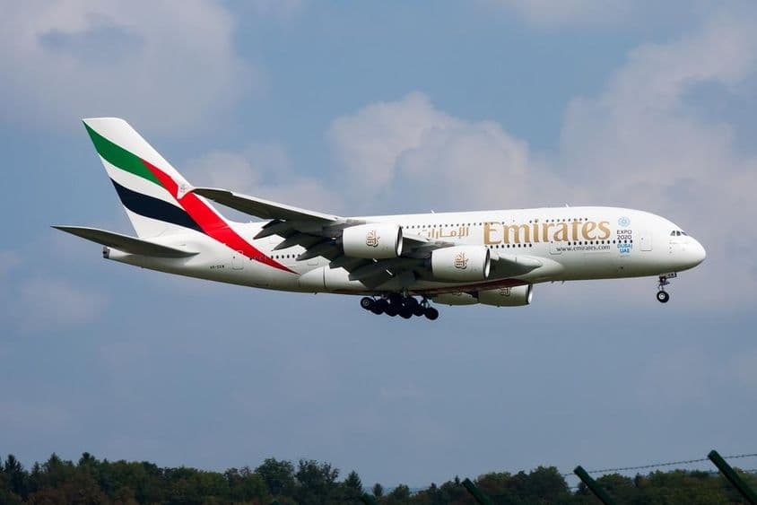 Cestovné lietadlo Emirates Airlines pristáva na letisku.