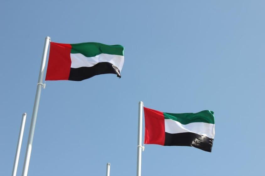 Vlajky Spojených arabských emirátov vejúce vo vetre.