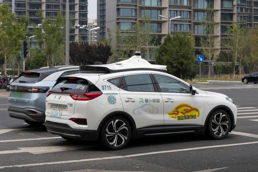 Luobo Kuaipao, autonómne taxi od čínskej technologickej obrie Baidu na uliciach.