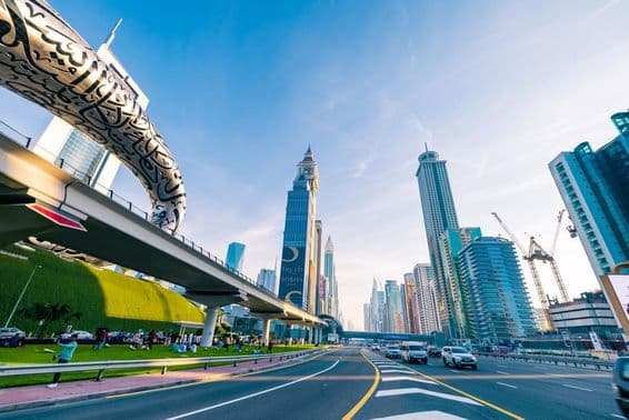 Cesta Sheikh Zayed s mrakodrapmi a Múzeom budúcnosti v pozadí.