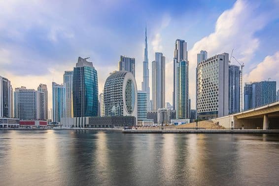 Dubajské mrakodrapy a Burj Khalifa v noci.
