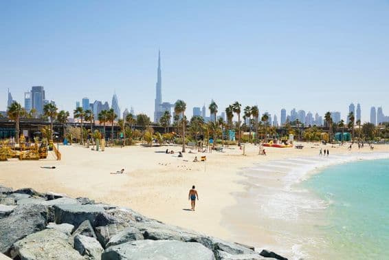 Pláž s panorámou Dubaja v pozadí, Spojené arabské emiráty.
