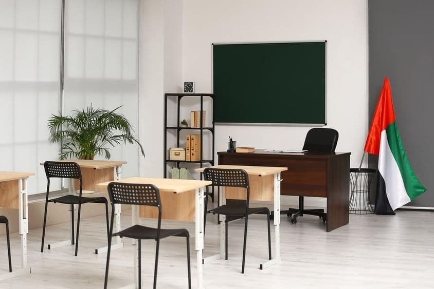 Interiér učebne s vlajkou Spojených arabských emirátov.