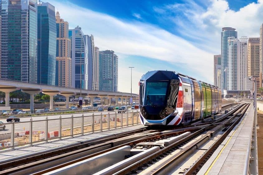Nová moderná električka v Dubaji, Spojené arabské emiráty.