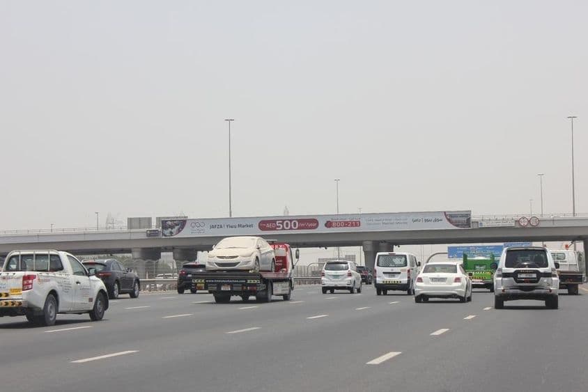 Diaľnica Dubaja s billboardmi.