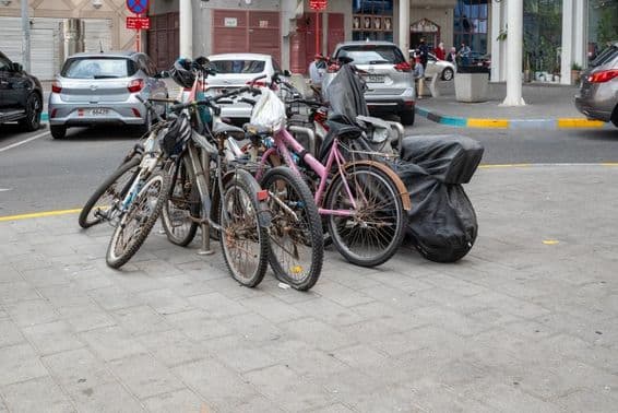 Bicykle zaparkované v centre mesta, Spojené arabské emiráty.