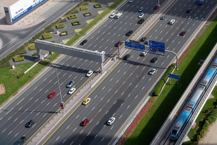 Dubaj viacprúdová diaľnica a metro.