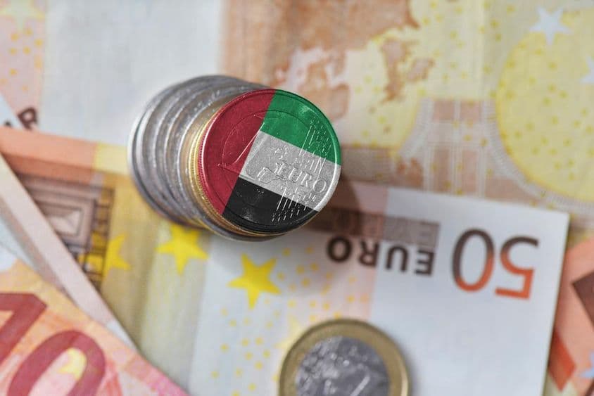 Vlajka Spojených arabských emirátov, bankovky s eurom.