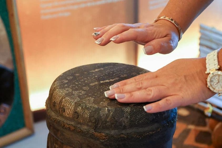 Dubaj, Spojené arabské emiráty, žena afrického pôvodu hrá na perkusnom bubne.