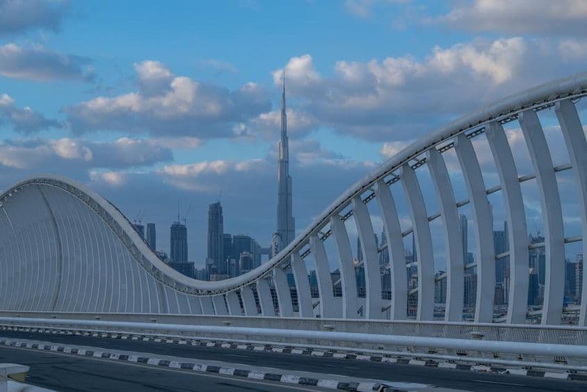 Most Maidan v Dubaji s výhľadom na mesto.