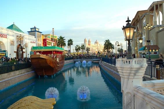 Pohľad na Globálnu dedinu v Dubaji vo večerných hodinách