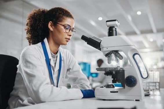 Vedci skúmajú, inovácia a biotechnológia, výskum kmeňových buniek.