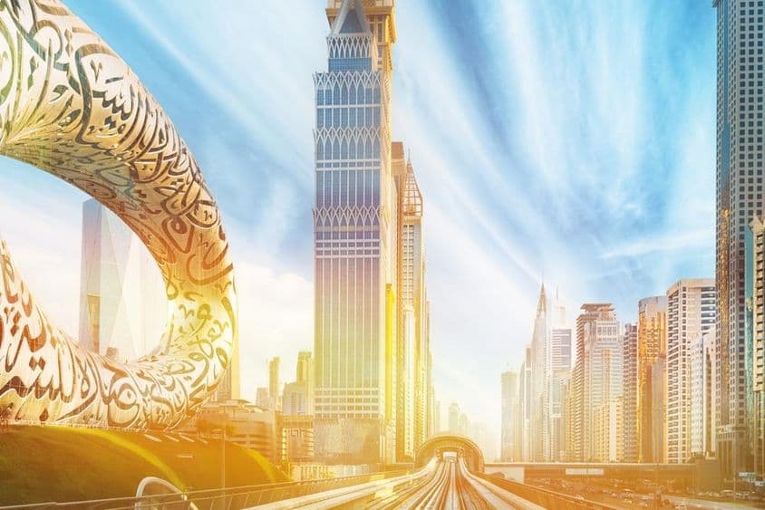 Sklenené mrakodrapy v Dubaji v horúčave.