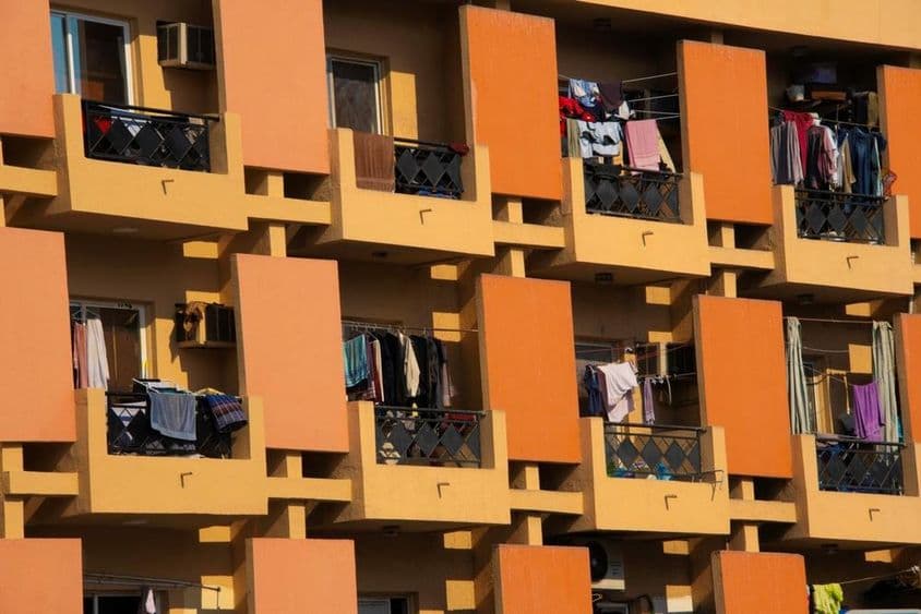 Bytová budova v Dubaji so sušeným oblečením na balkónoch.